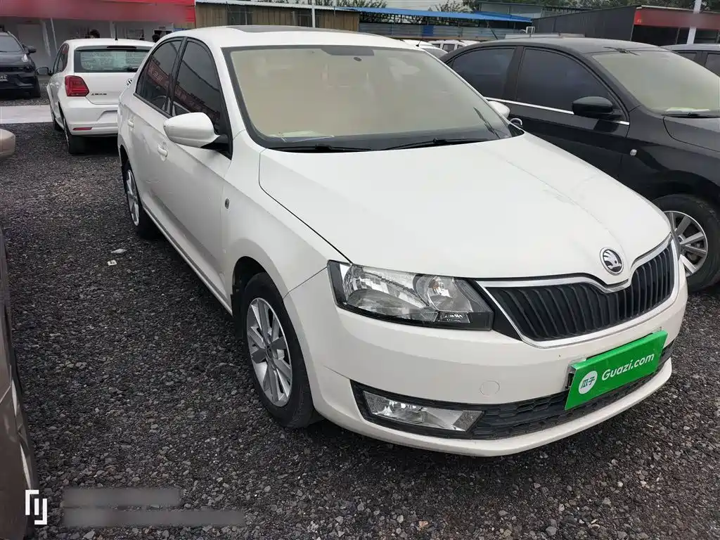Škoda Rapid 2016 1.6L Manual Pioneer Edition фото 4
