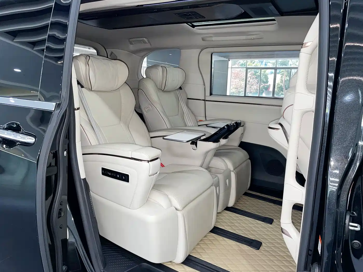 Lexus LM 2023 500h 6-Seater Prestige Edition фото 10
