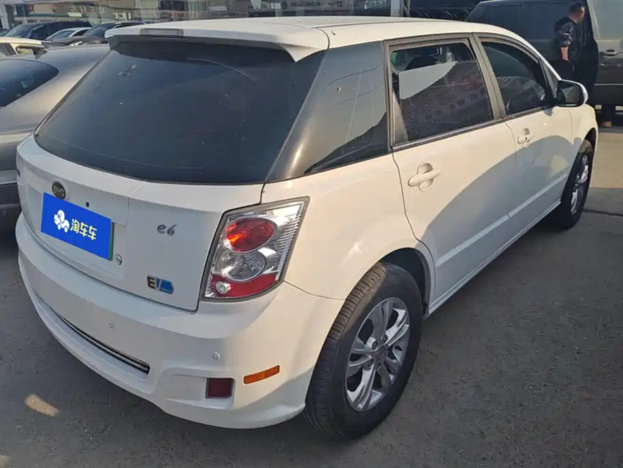 BYD E6