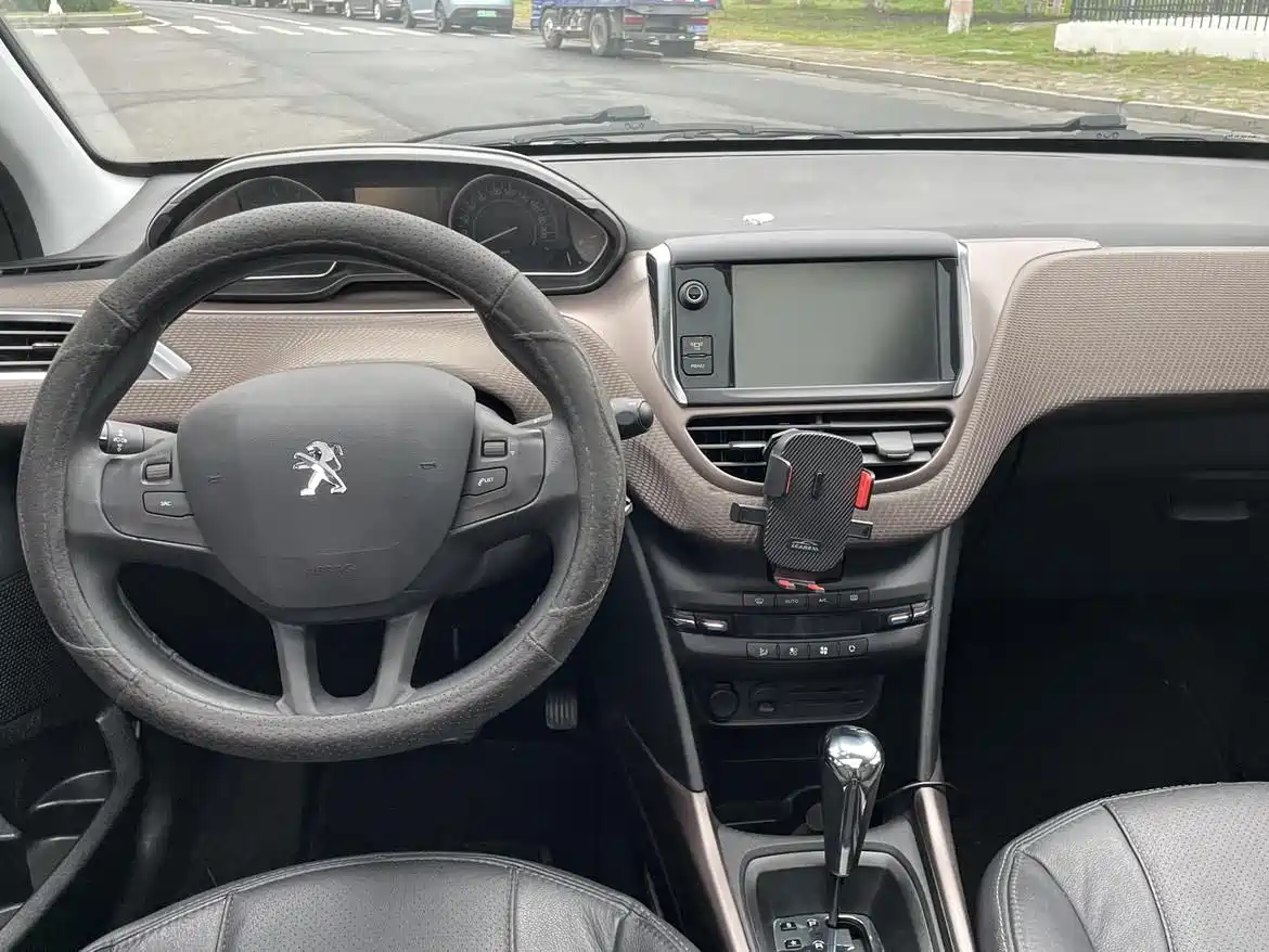 Peugeot 2008 2014 1.6L Automatic Fashion Edition фото 7