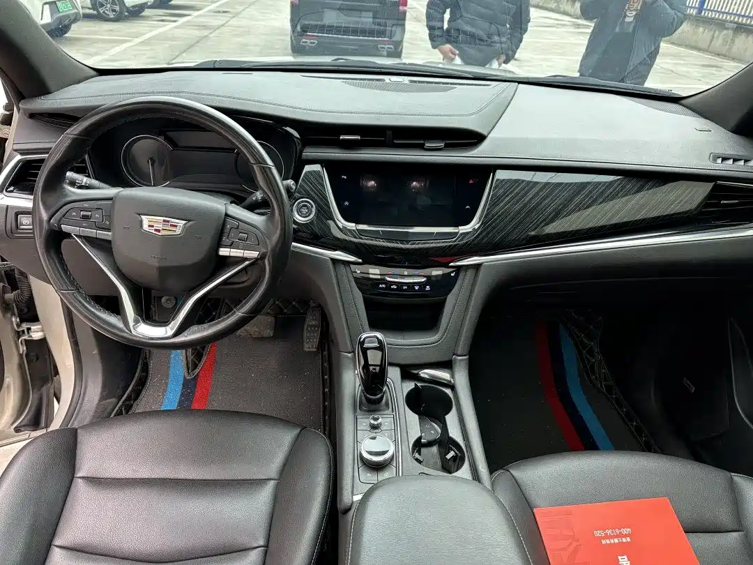 CADILLAC XT6