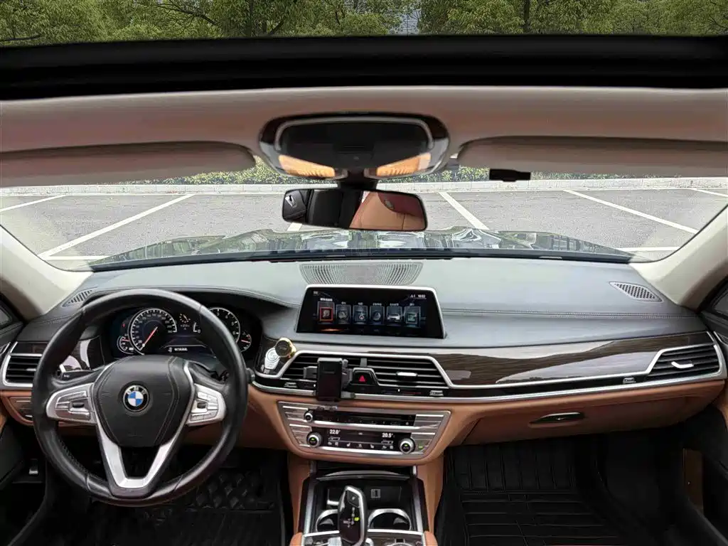 BMW 7 Series 2016 730Li Leading фото 13