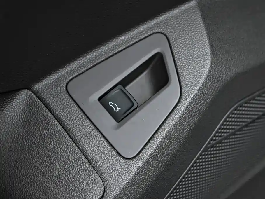 Volkswagen Touareg 2023 3.0TSI R-Line Classic Sports Package фото 25