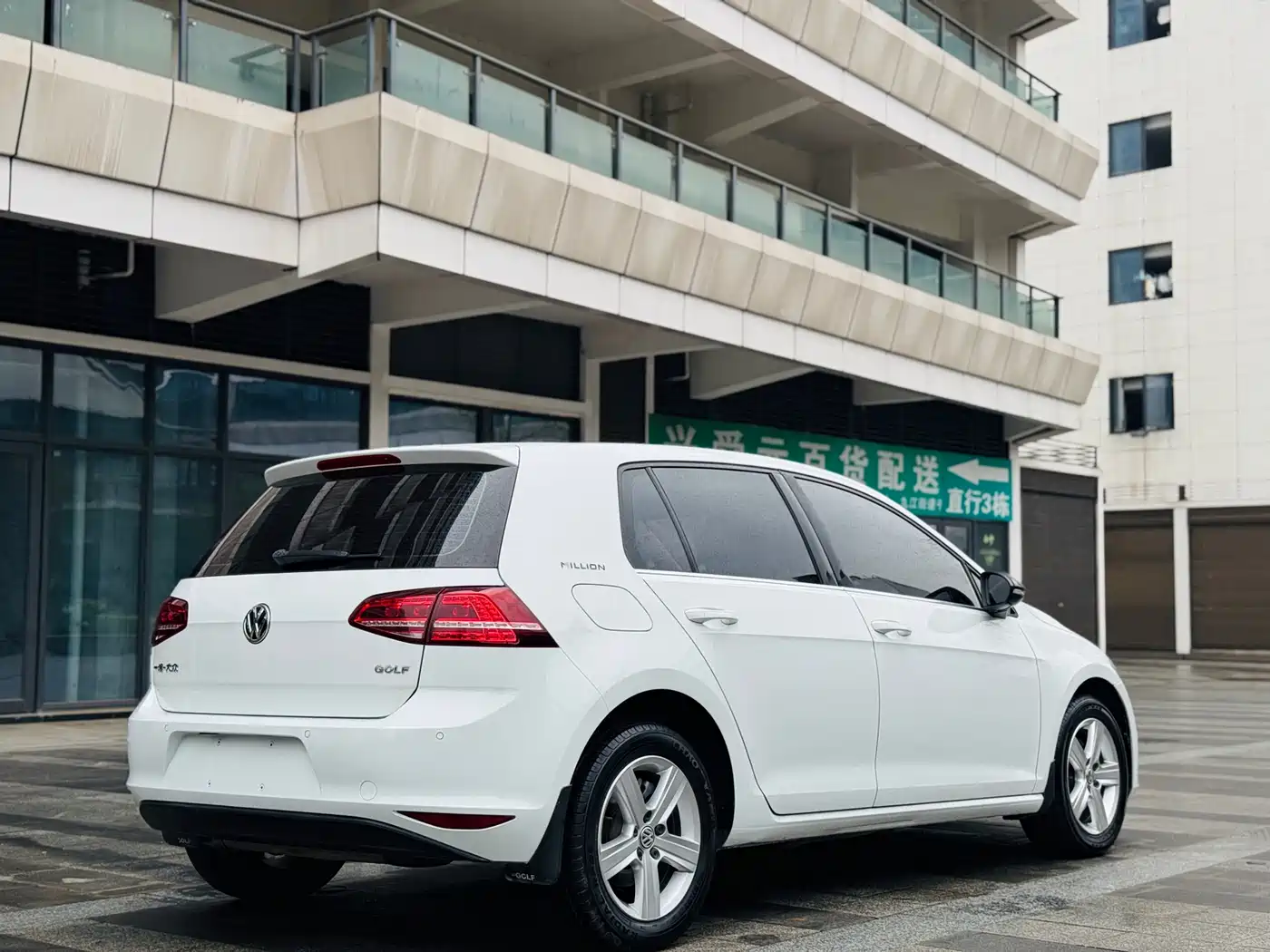 Volkswagen Golf 2017 1.6L Auto Comfort Millionth Edition фото 5