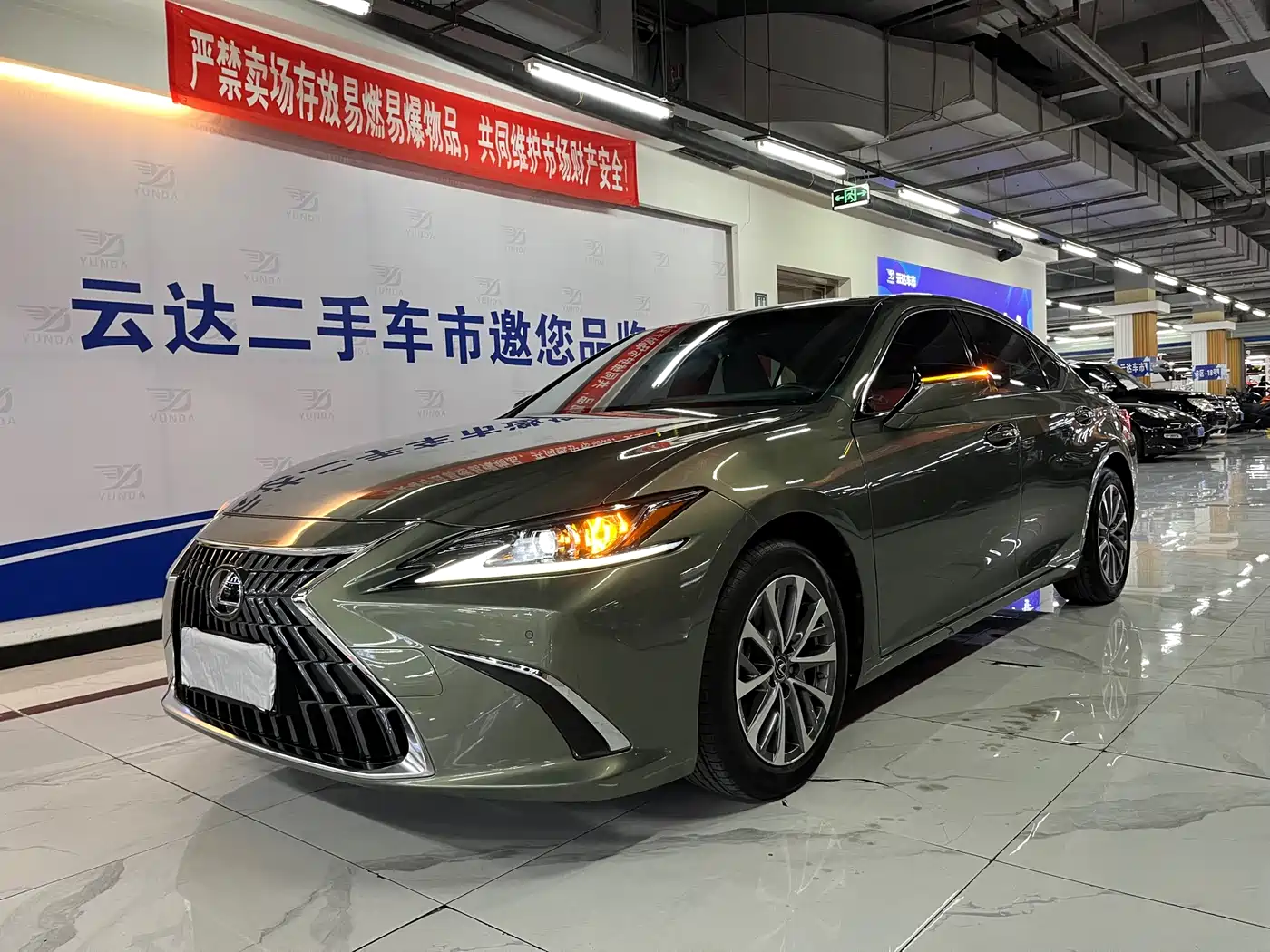 Lexus ES 2023 200 Excellence Edition фото 2