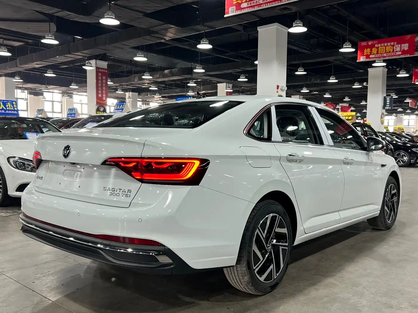 Volkswagen Sagitar 2025 300TSI DSG Flying Leap Edition фото 6