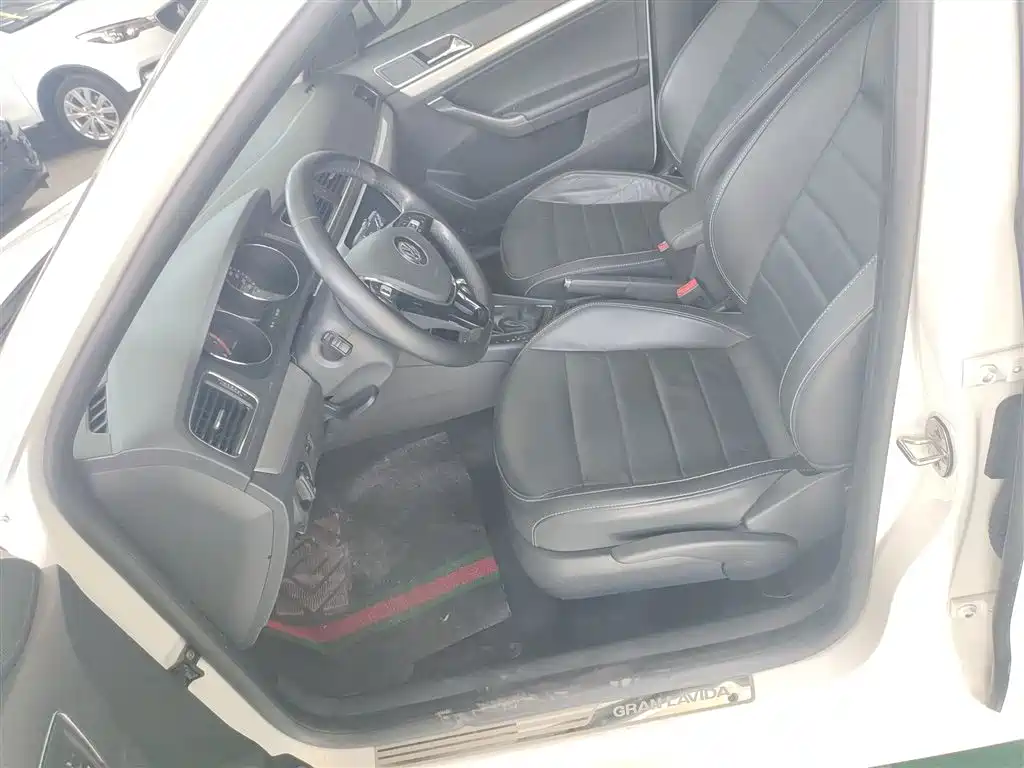 Volkswagen Lavida Tour 2017 180TSI DSG Comfort Edition фото 15