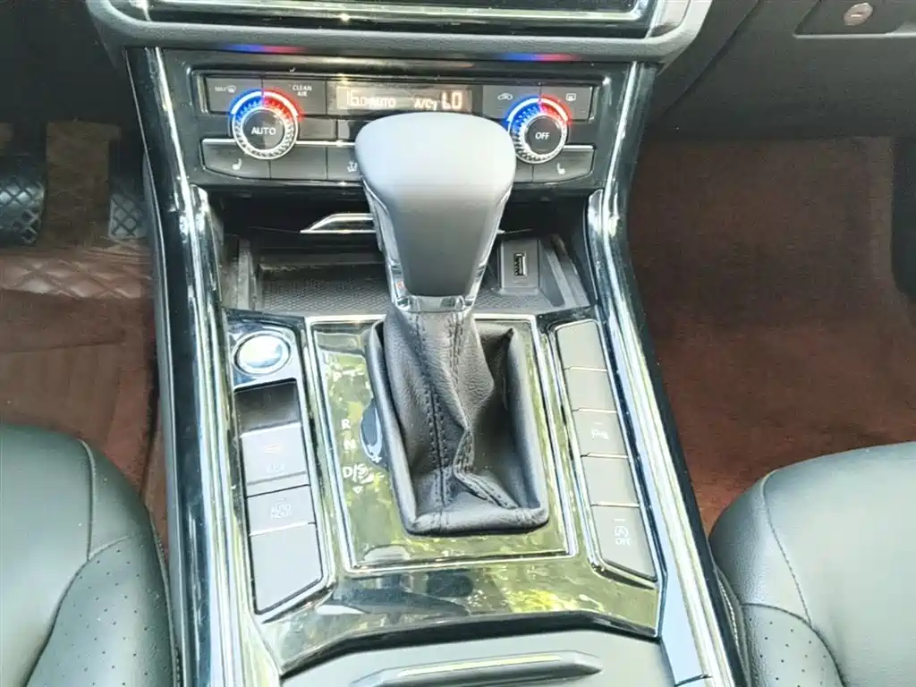 Volkswagen Phideon 2018 Facelift 380TSI FWD Business фото 14
