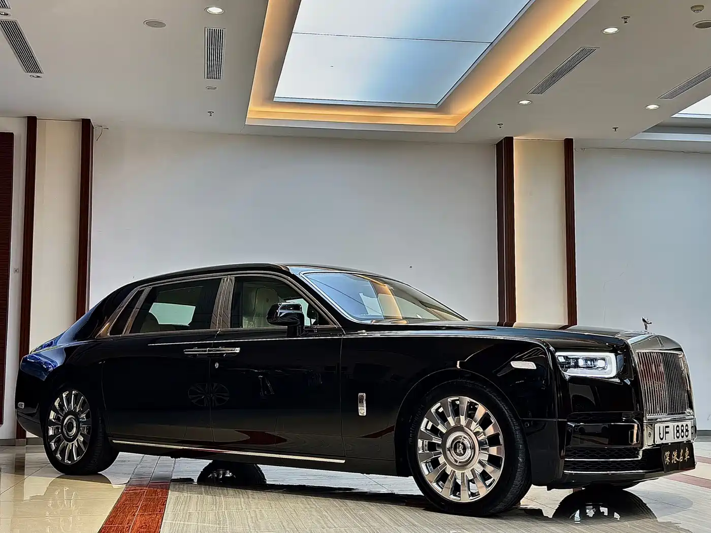 Rolls-Royce Phantom 2018 6.7T Long Wheelbase Version фото 3