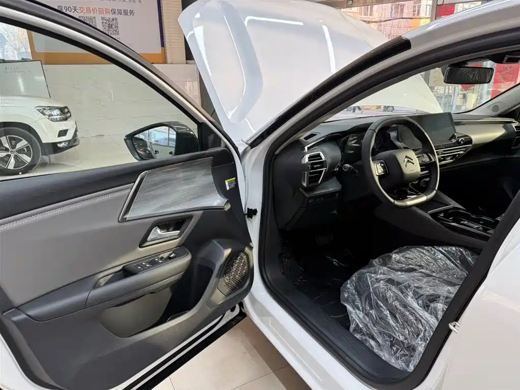 Citroën Versailles C5 X 2026 2024 1.6T Momentum Extraordinary