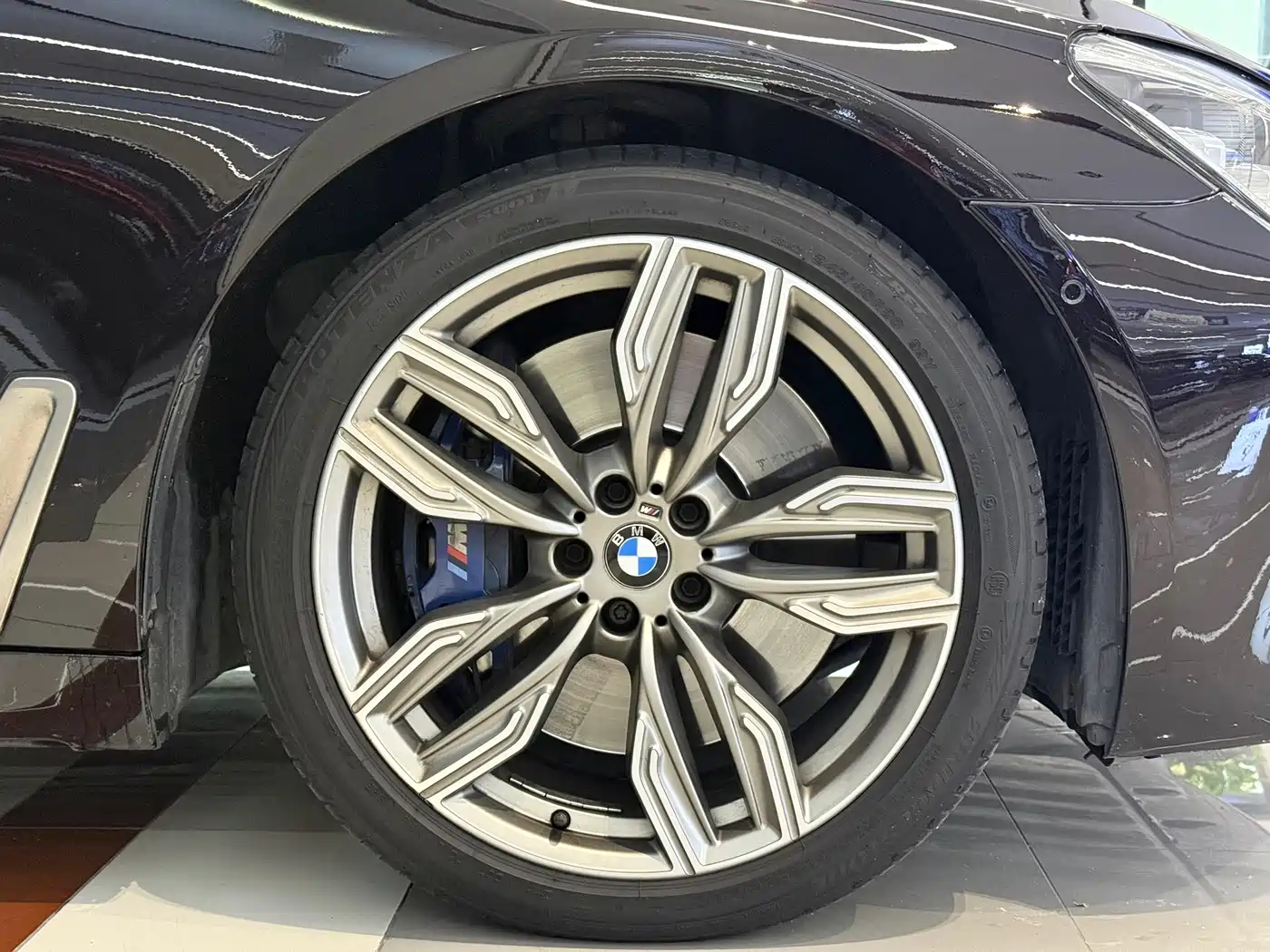 BMW 7 Series 2018 M760Li xDrive фото 5