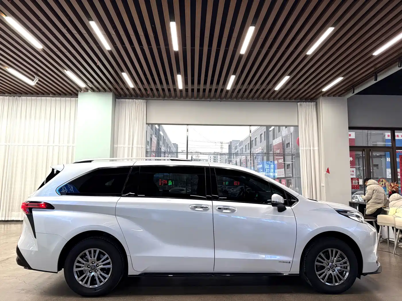Toyota Sienna 2021 2.5L Hybrid Premium Edition фото 17