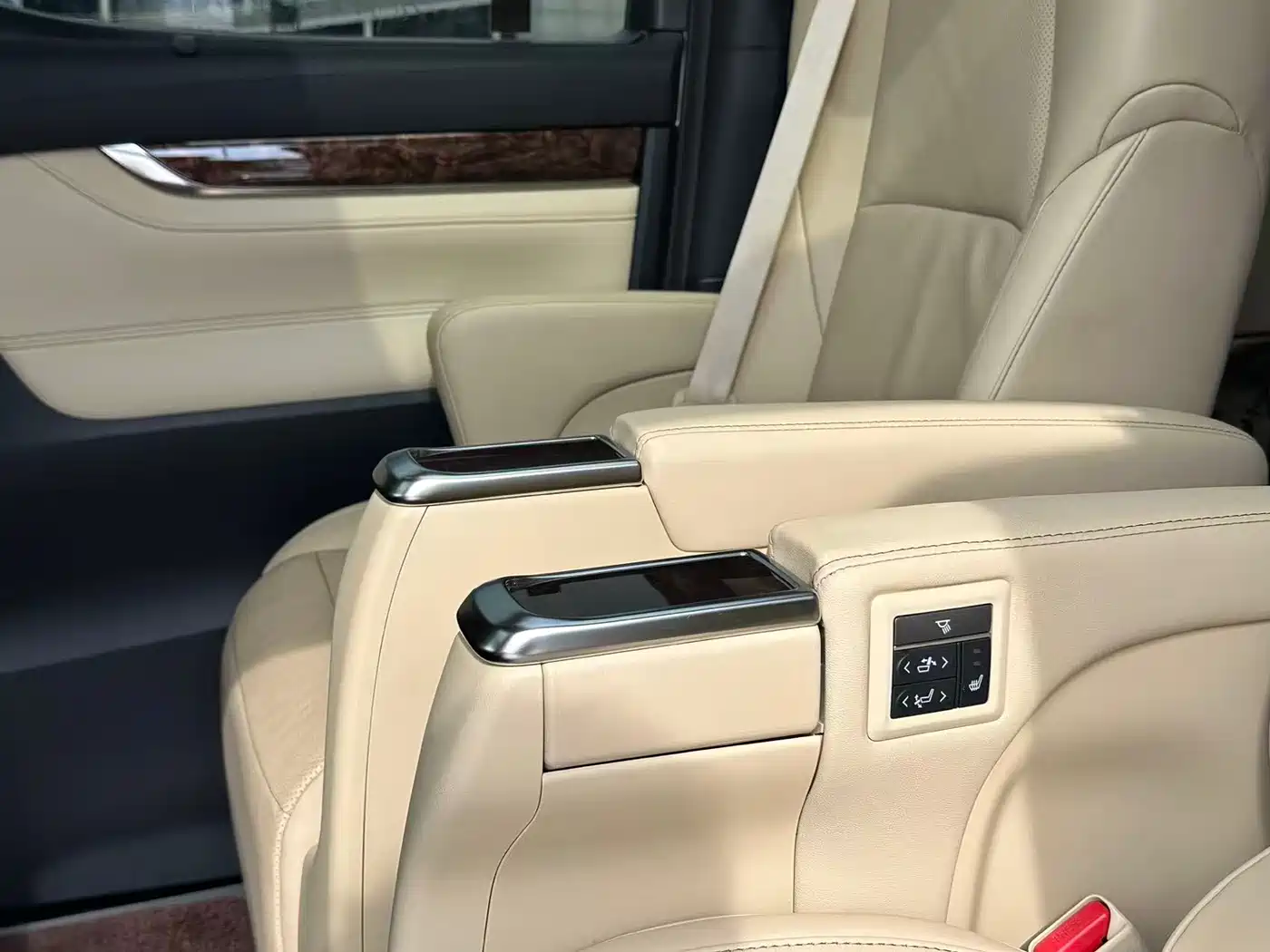 Toyota Alphard 2021 Hybrid 2.5L Luxury фото 10