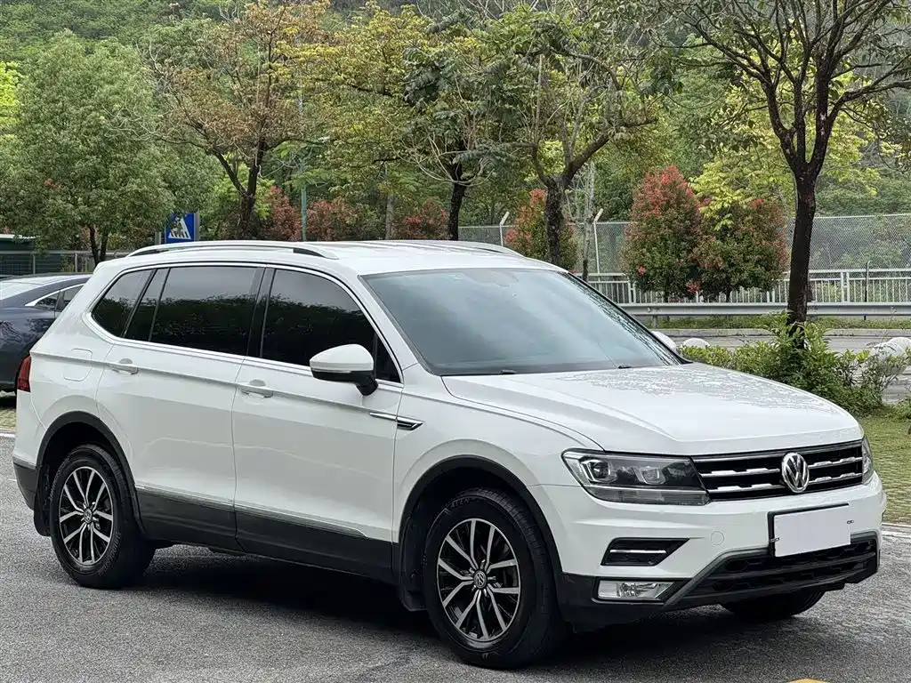 Volkswagen Tiguan L 2017 330TSI Automatic 2WD Comfort Edition фото 2