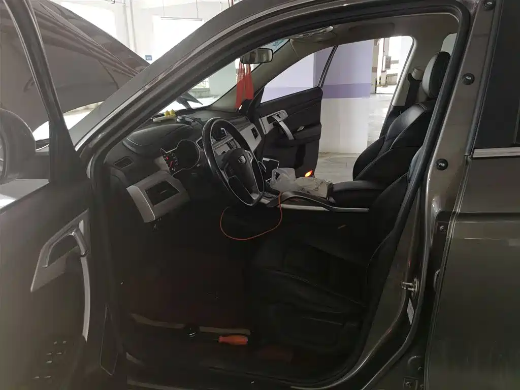 Фото 8 - Geely Atlas