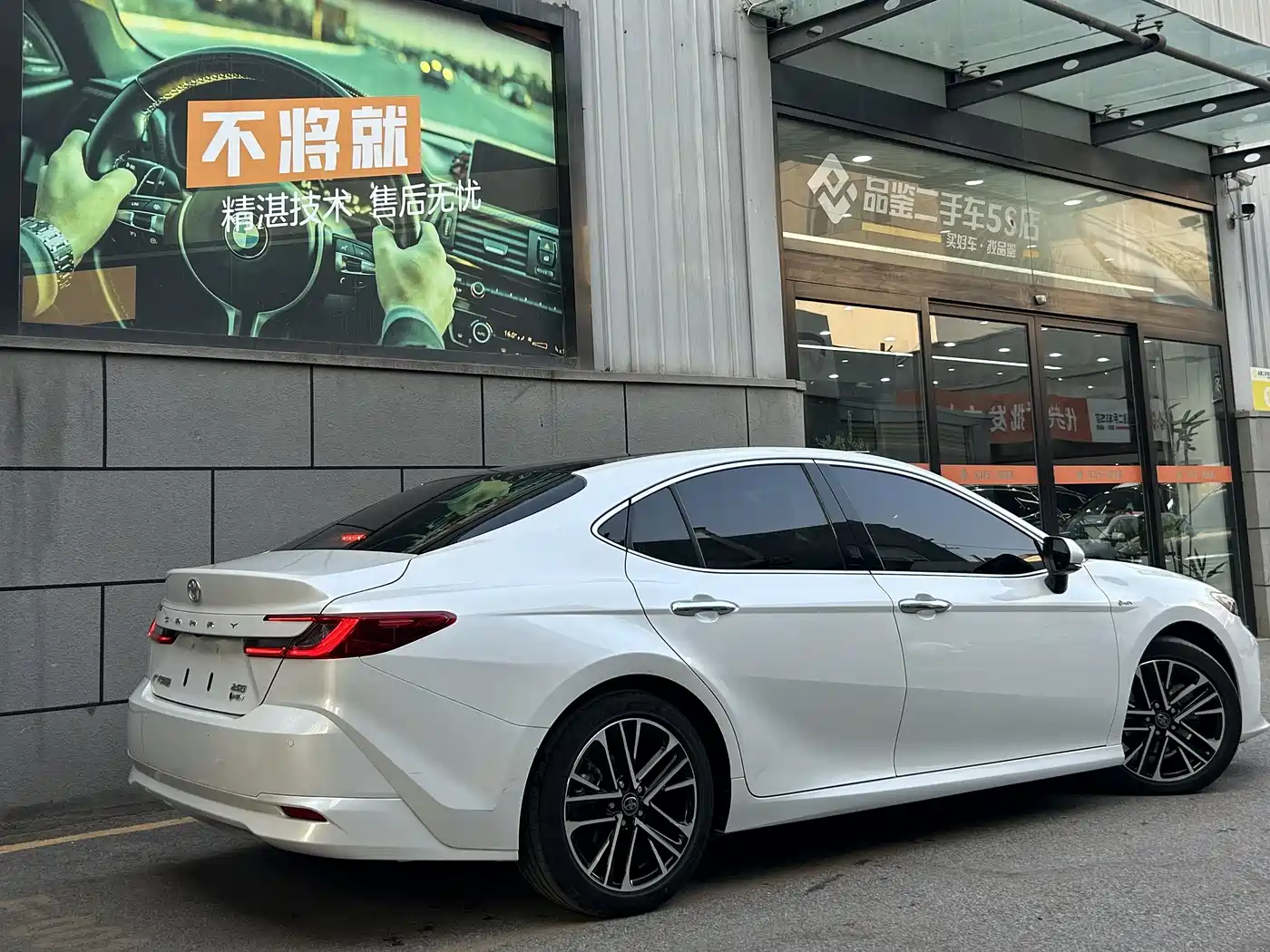 Toyota Camry 2024 Hybrid 2.5HG Premium Edition фото 3