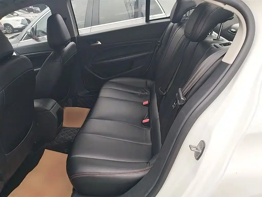 Peugeot 408 2014 1.8L Manual Leading Edition фото 17