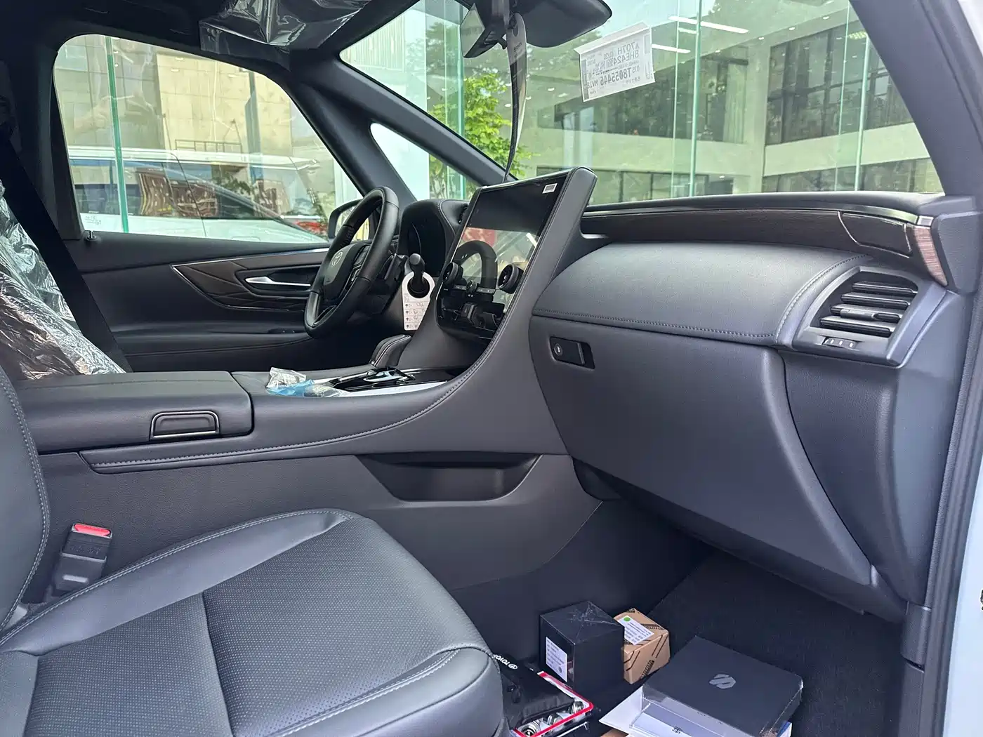 Toyota Alphard 2025 Hybrid 2.5L Ultimate Gold Edition фото 4