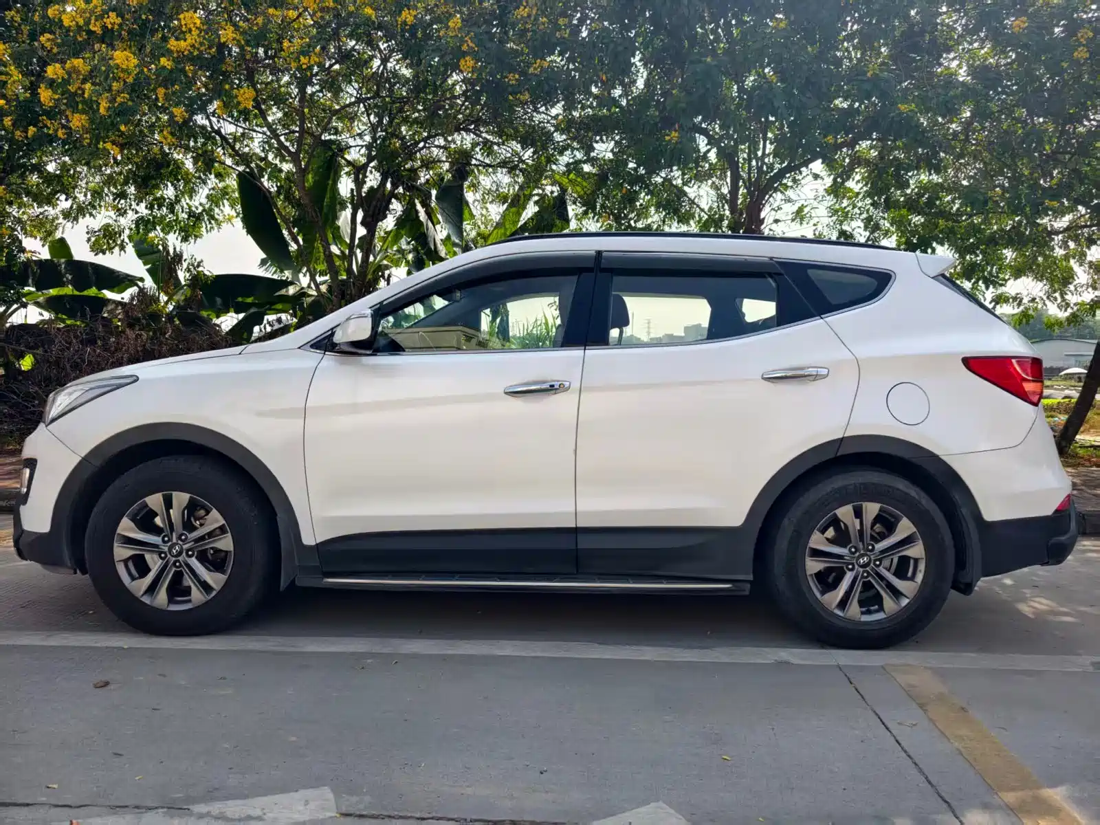 Photo 7 - Hyundai Santa Fe
