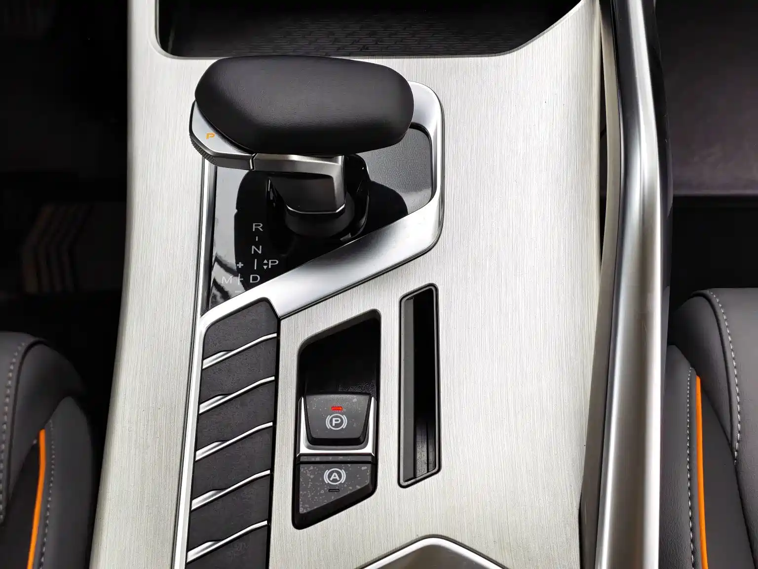Фото 14 - Geely Coolray