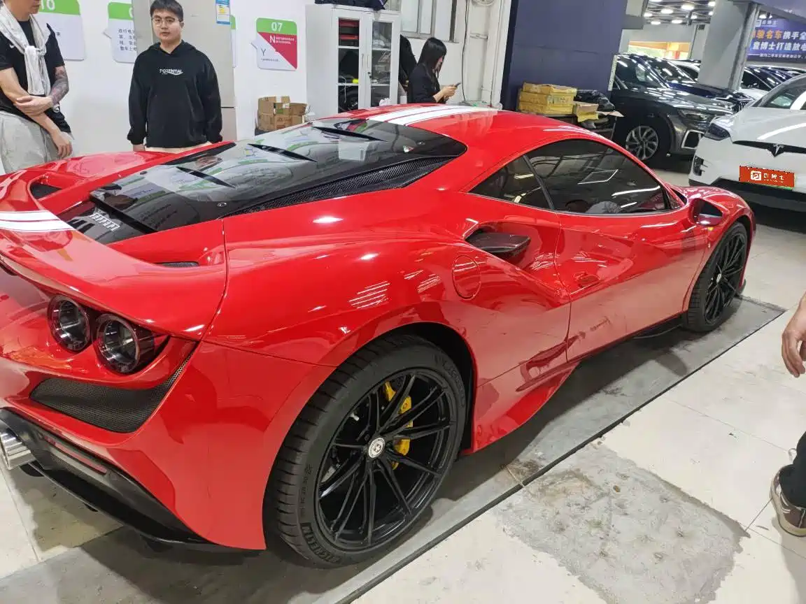 FERRARI F8