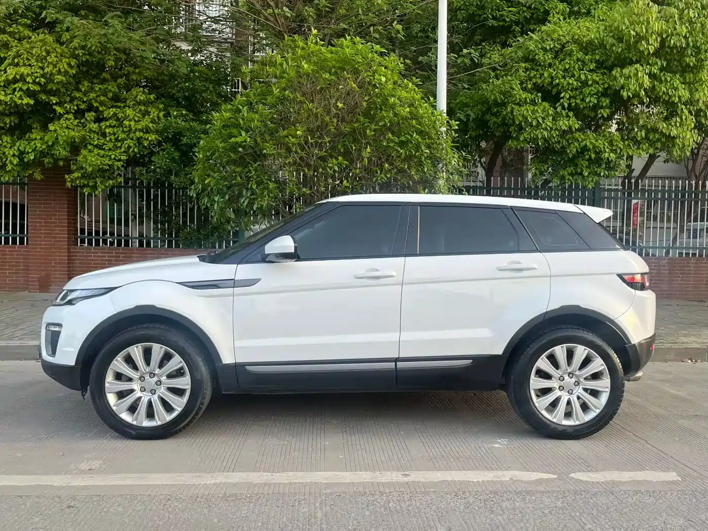 Land Rover Range Rover Evoque 2016 2.0T SE ZhiYao фото 4