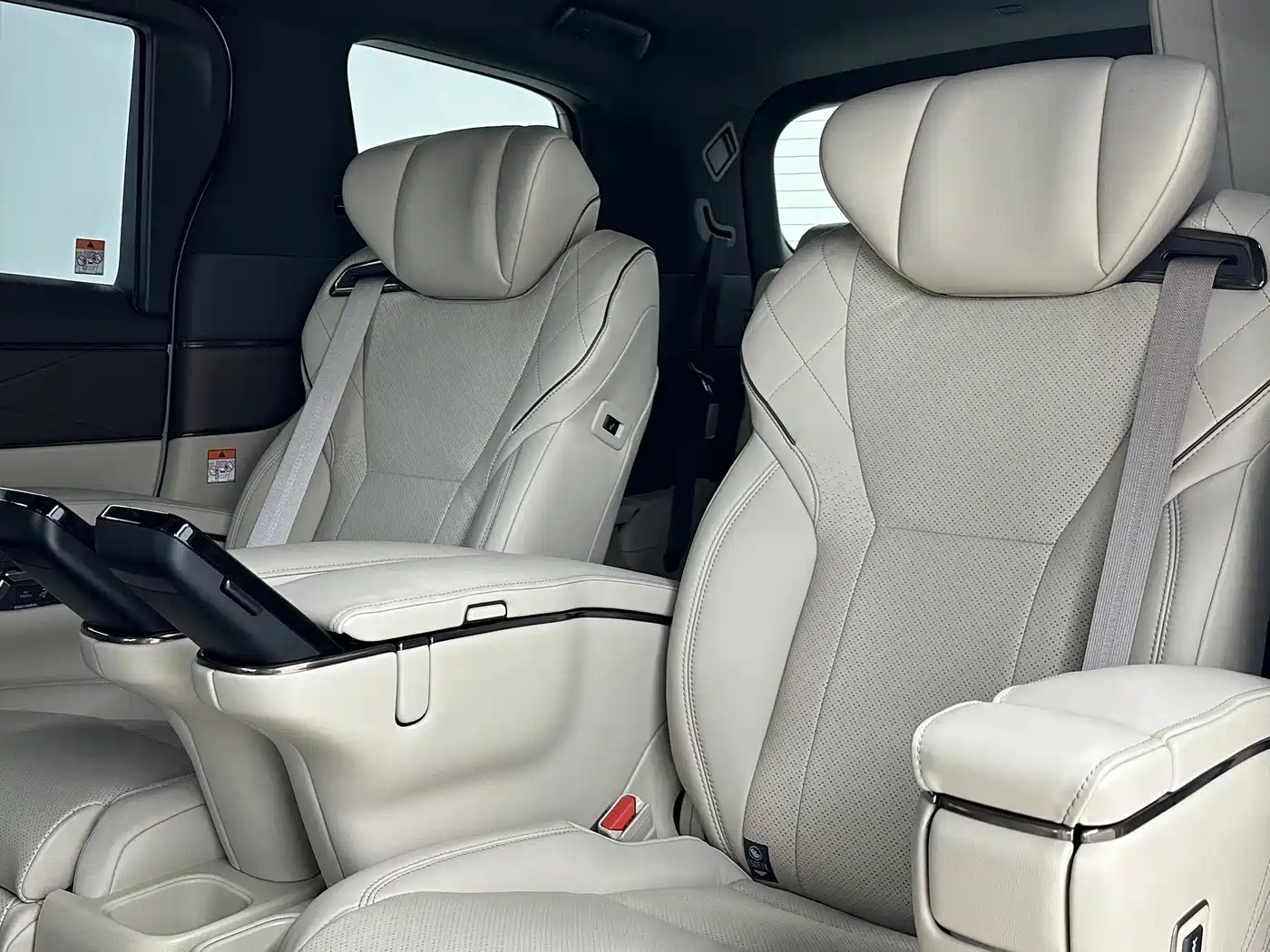 Toyota Alphard 2024 Hybrid 2.5L Ultimate Enjoyment Edition фото 8