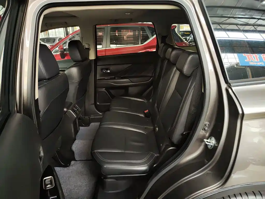 Photo 13 - Mitsubishi Outlander