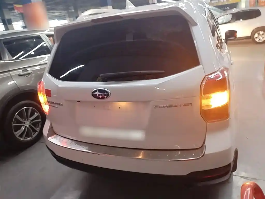 Subaru Forester 2015 2.0i Special Commemorative Edition фото 6