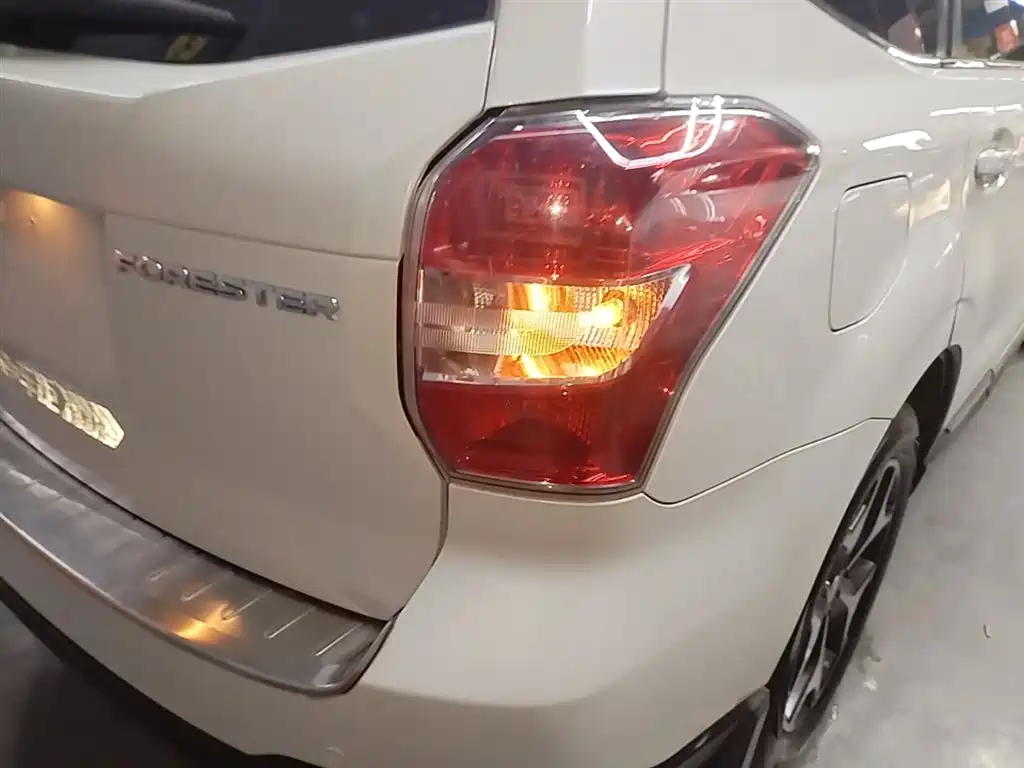 Subaru Forester 2015 2.0i Special Commemorative Edition фото 8
