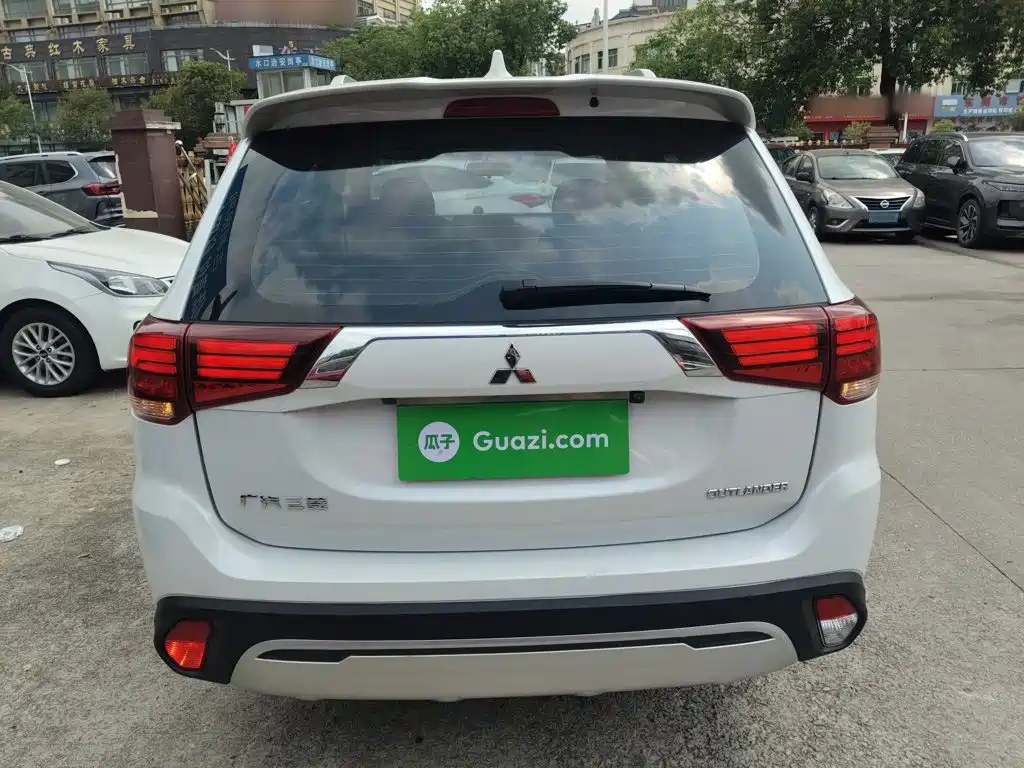 Photo 4 - Mitsubishi Outlander