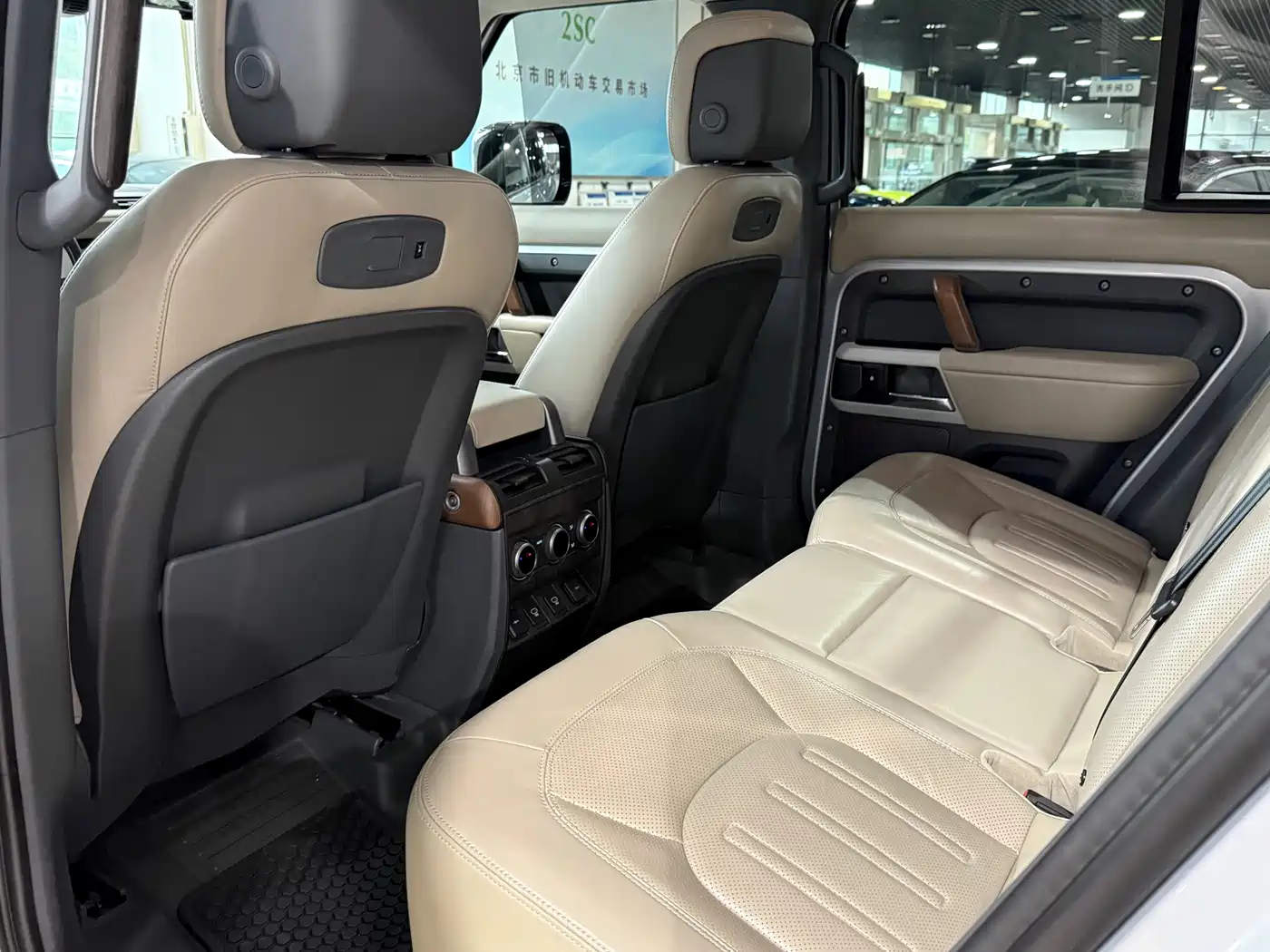 Land Rover Defender 2021 110 P400 Dark Special Edition фото 7