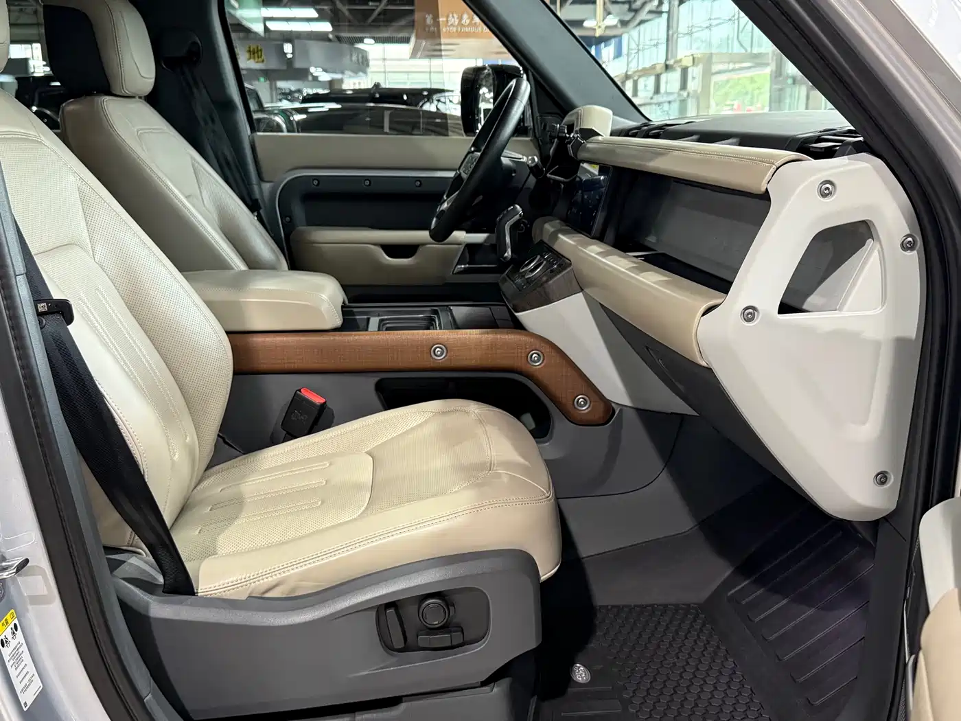 Land Rover Defender 2021 110 P400 Dark Special Edition фото 8