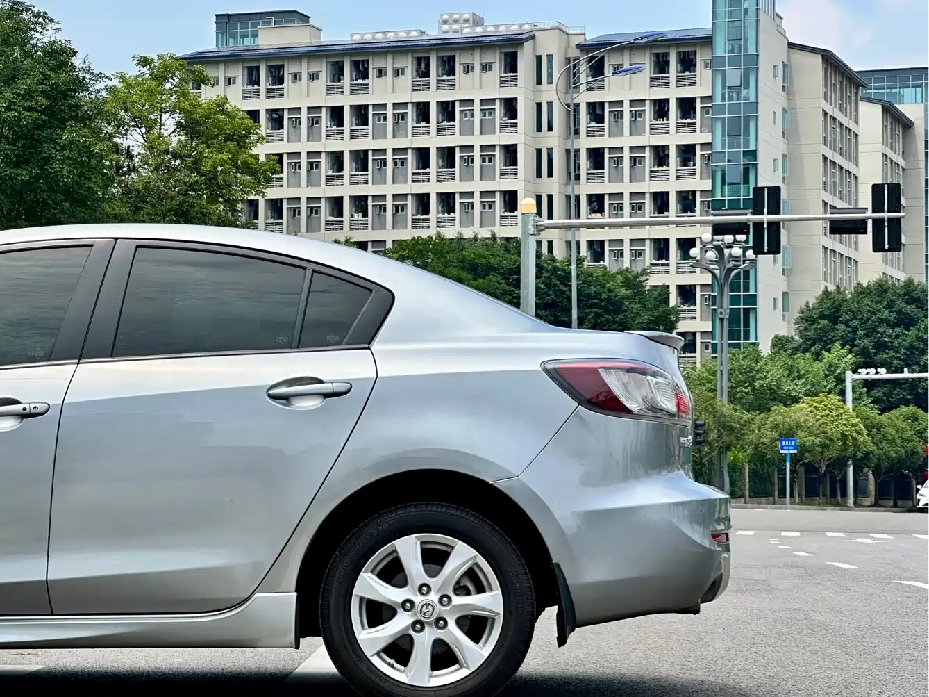 Mazda Mazda3 Axela 2013 2011 Sedan 2.0L Automatic Luxury