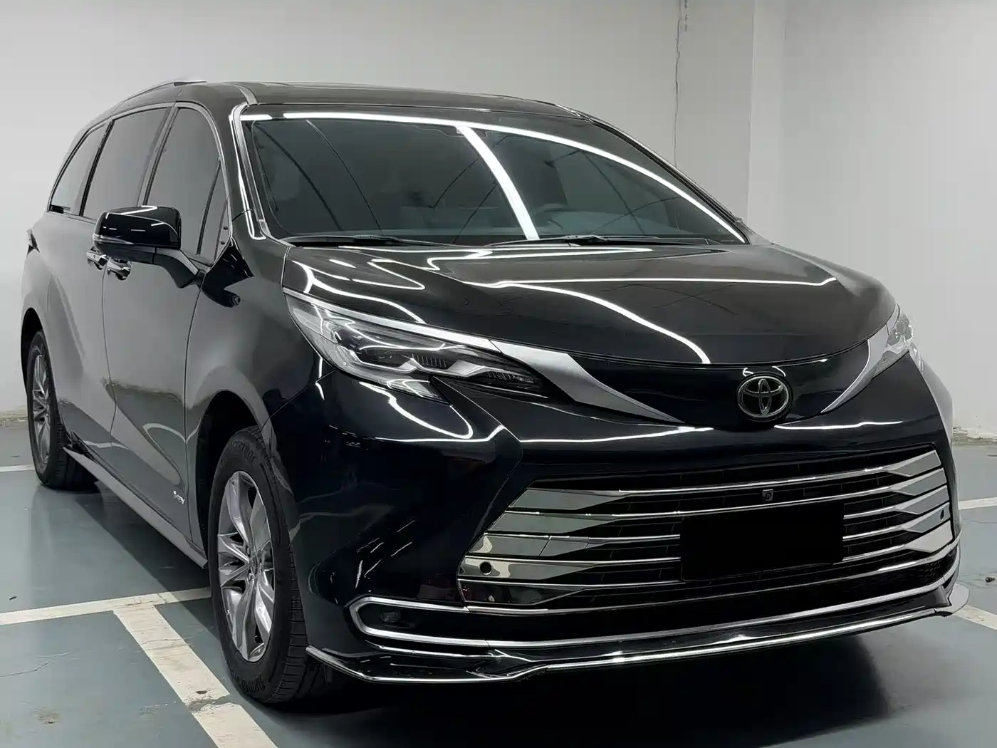 Toyota Sienna 2024 2.5L Hybrid 4WD Premium Edition фото 3