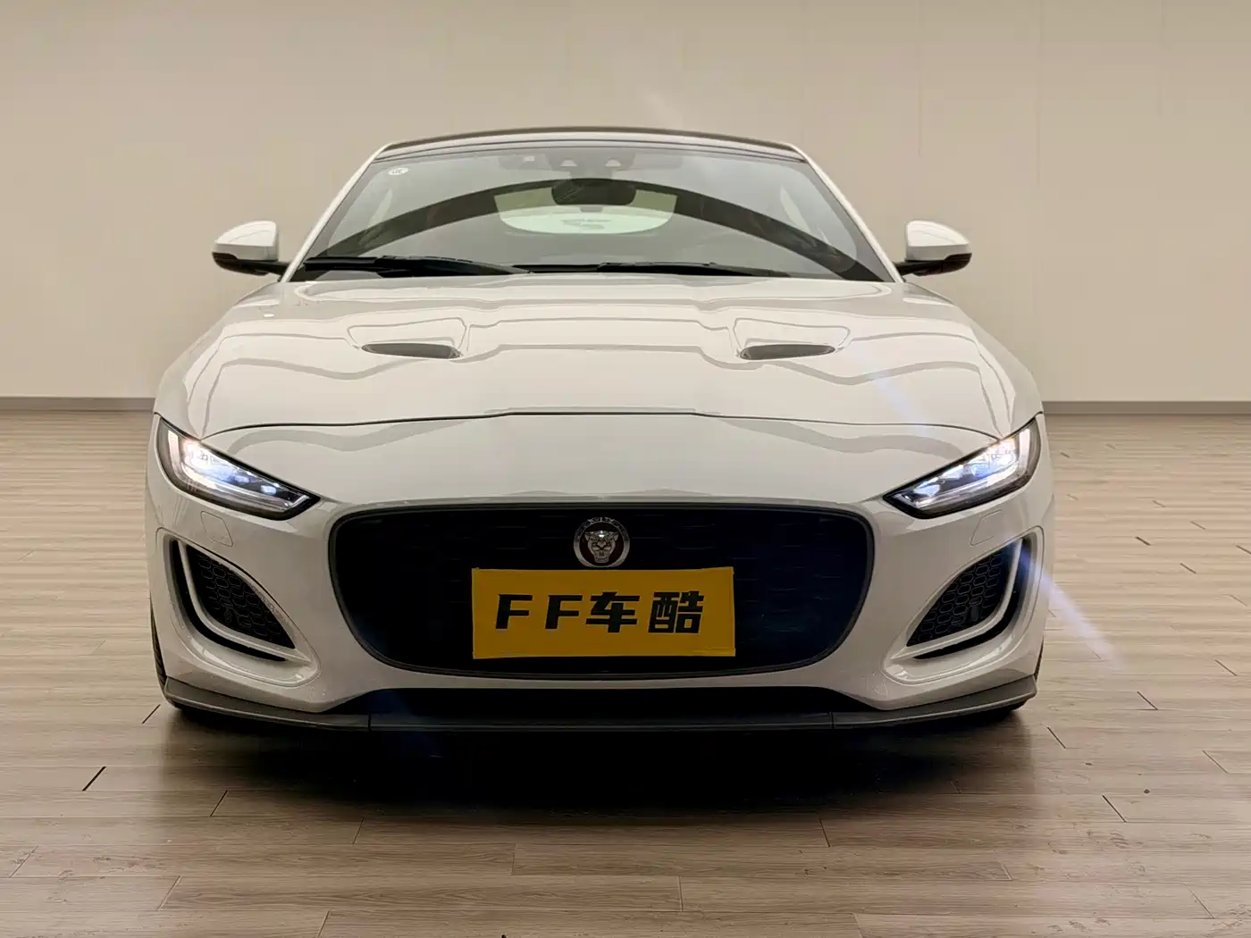 Jaguar F-TYPE 2022 P300 Hardtop R-DYNAMIC BLACK фото 2