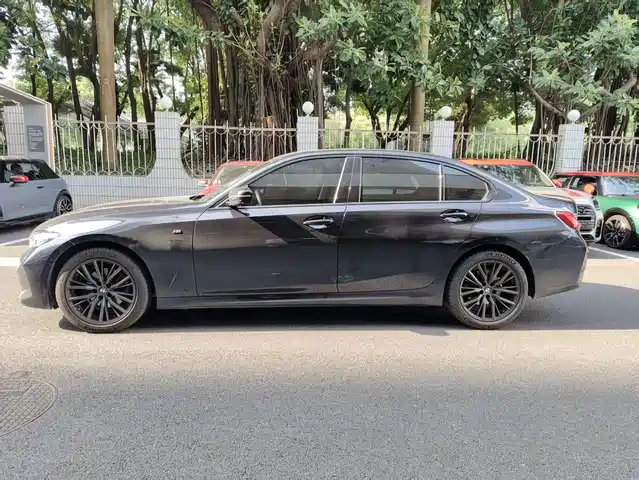 BMW 3 Series 2023 325Li M Sport Black Night Package — фото 3