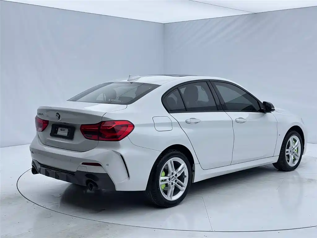 BMW 1 Series 2021 120i M Sport Shadow Edition фото 8
