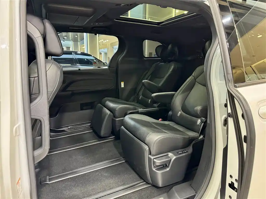 Toyota Sienna 2023 2.5L Hybrid Platinum Edition фото 19