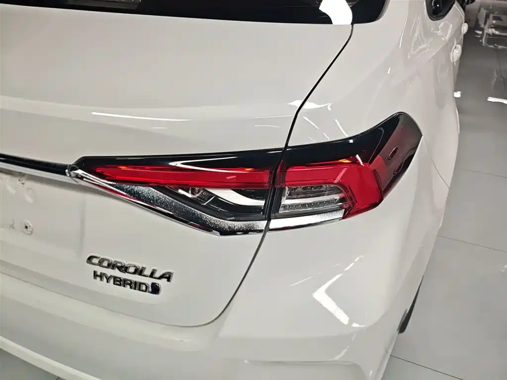 Toyota Corolla 2021 Hybrid 1.8L E-CVT Elite Edition фото 8