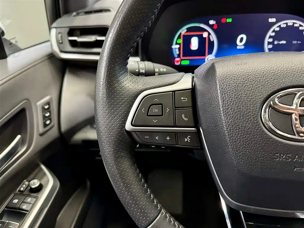 Toyota Sienna 2023 2.5L Hybrid Platinum Edition фото 23
