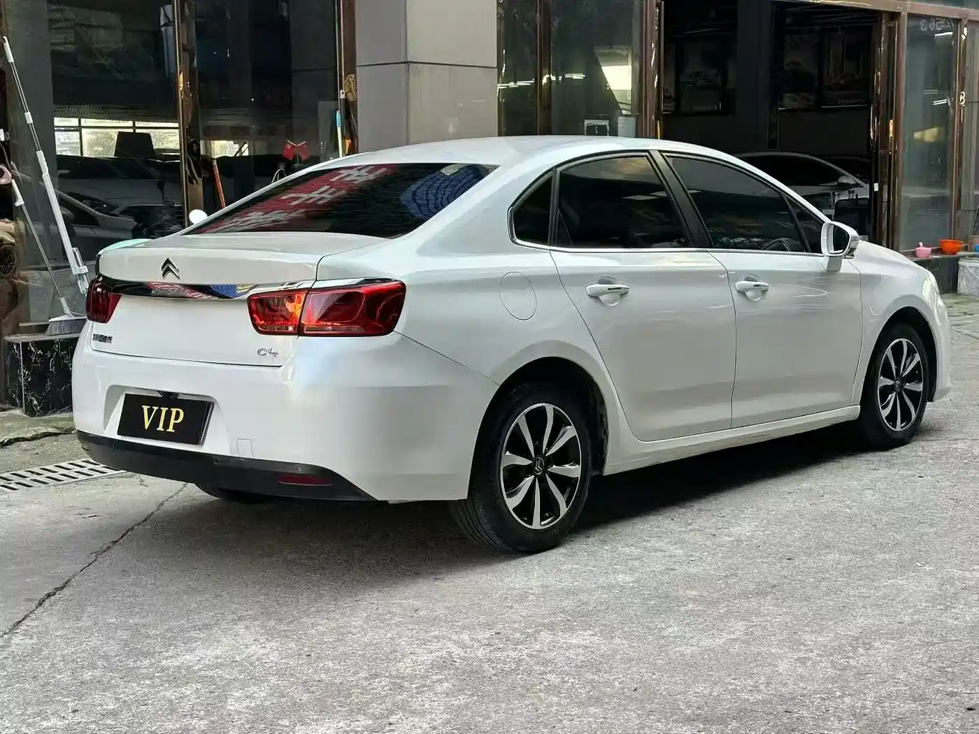 Citroën C4 C-Quatre 2017 2016 1.6L Automatic Luxury Model