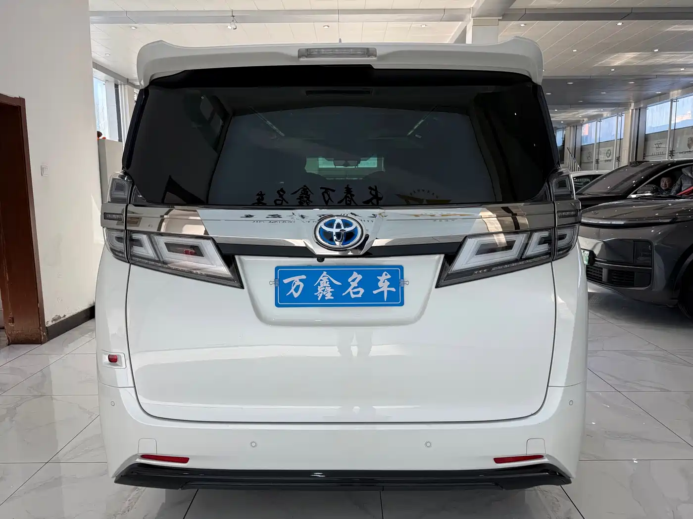 Toyota Vellfire 2020 Twin Engine 2.5L HV Premium Edition фото 17