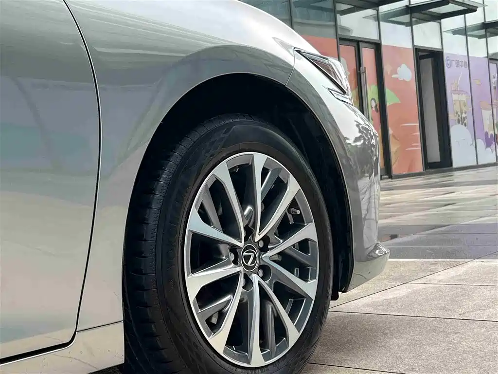 Lexus ES 2023 200 Excellence Edition фото 12