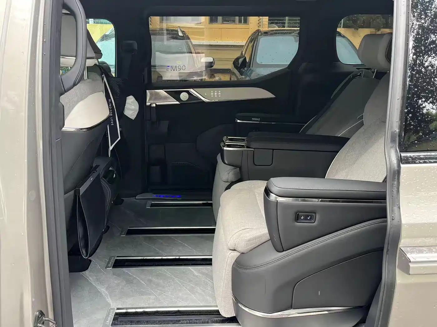 Volvo EM90 2024 2025 Ultra Six-Seater
