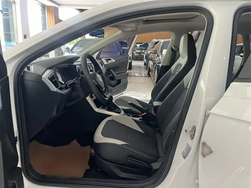 Volkswagen Polo 2019 Plus 1.5L Automatic Colorful Tech Edition фото 14