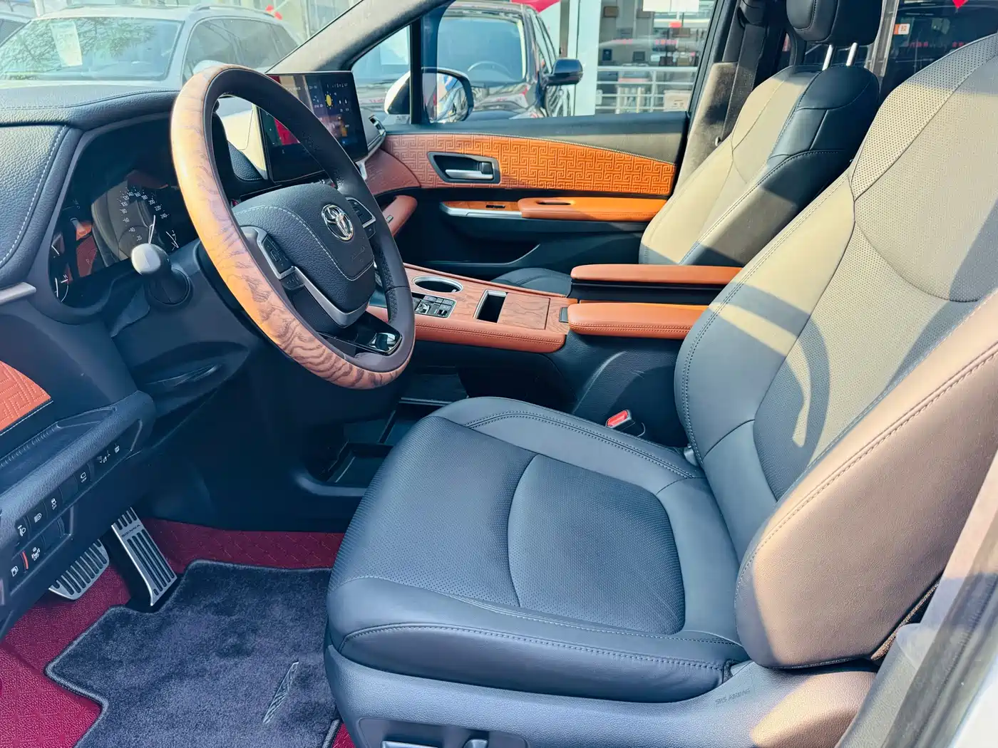 Toyota Sienna 2024 2.5L Hybrid 4WD Premium Edition фото 17