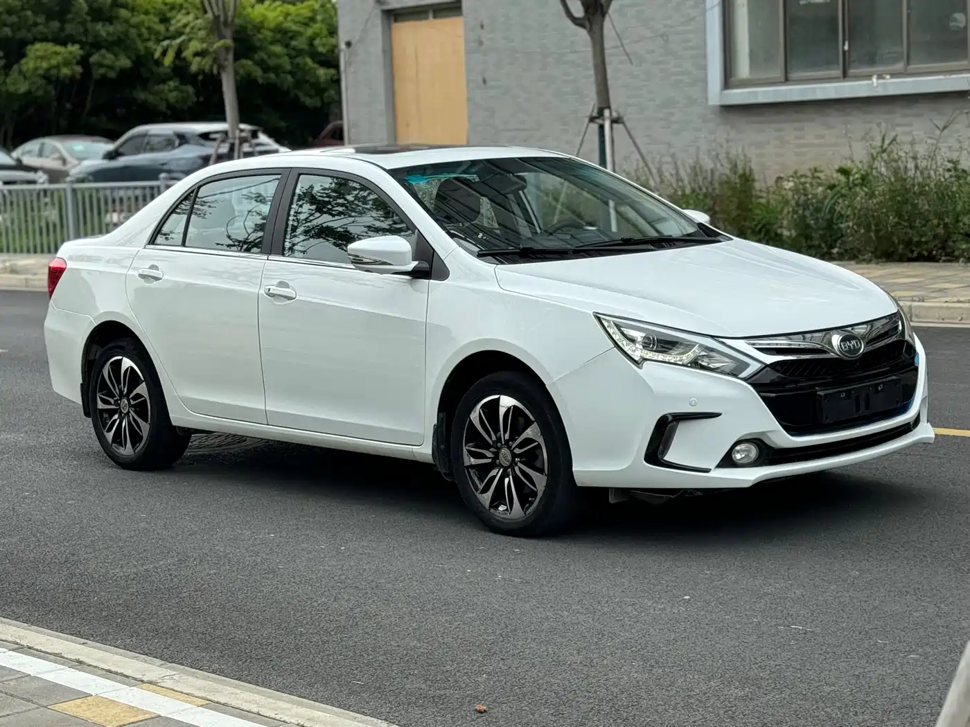 BYD Qin New Energy 2015 1.5T Double Champion Flagship Plus фото 3
