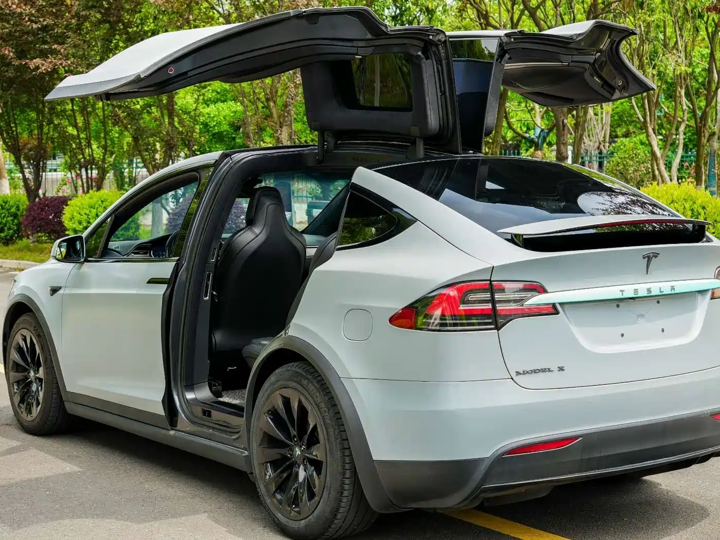 TESLA MODEL X