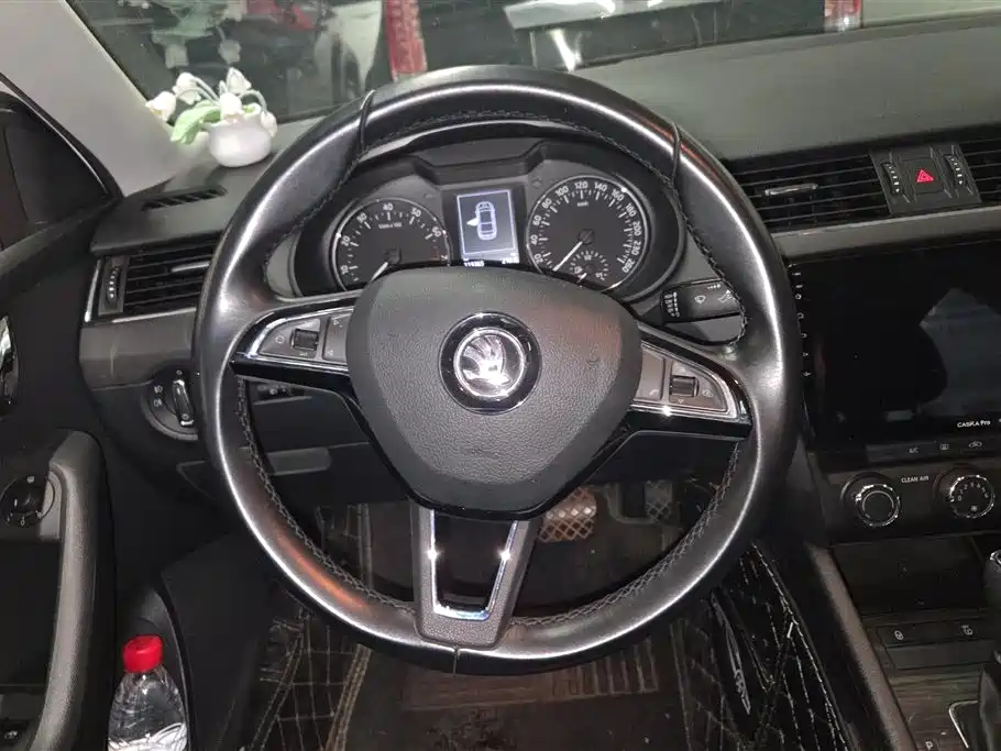 Škoda Octavia 2017 1.6L Automatic Smart Edition фото 15